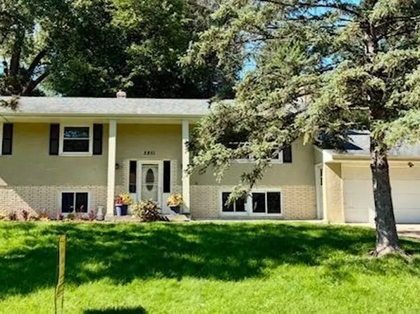 2851 Fernwood St, Roseville, MN 55113