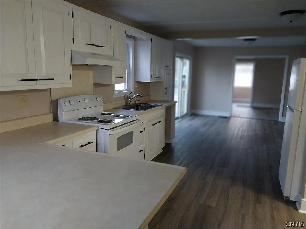 4 bed, 2.0 bath, 2065 sqft, $1,800 — Photo 2