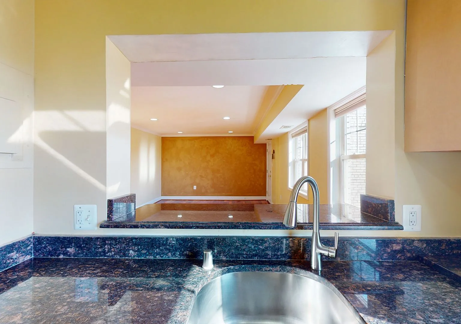 Modern South East Gem! Parking Included! — Photo 4