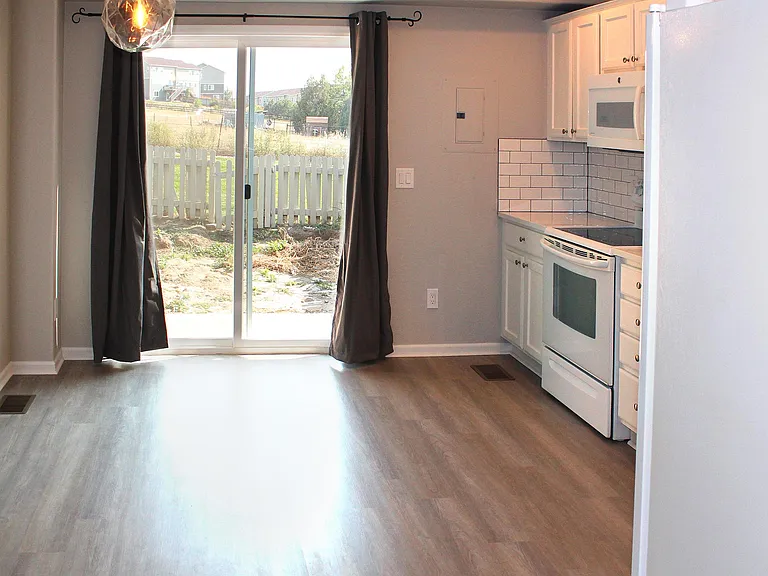 Oakcrest Cir — Photo 9