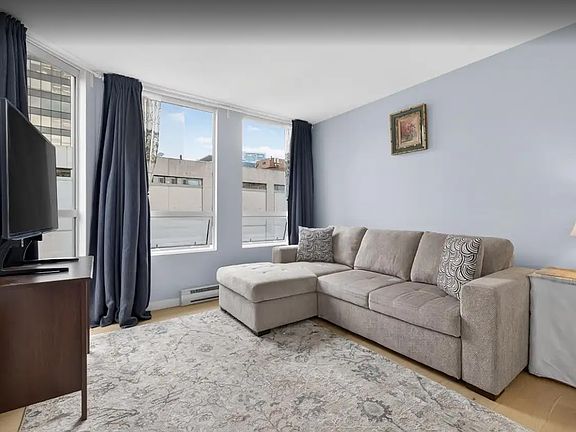 5th image of 811 Helmcken St #1