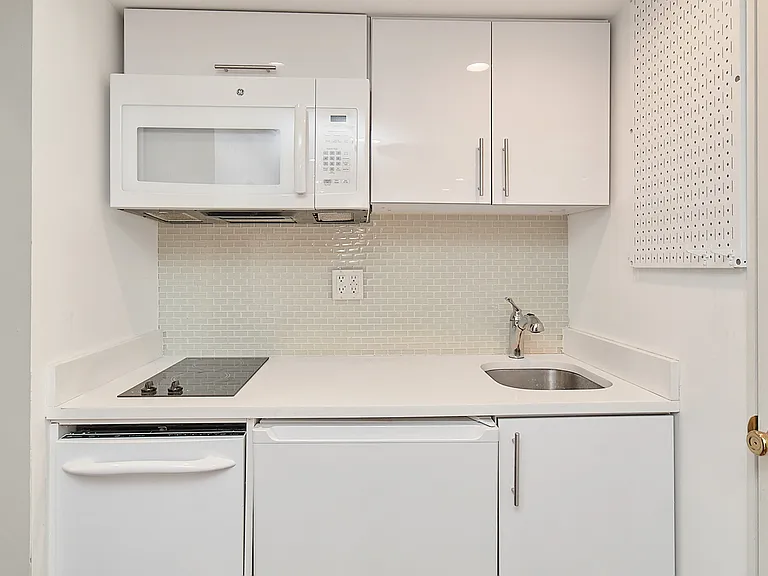 226 W 13th St #2R — Photo 3