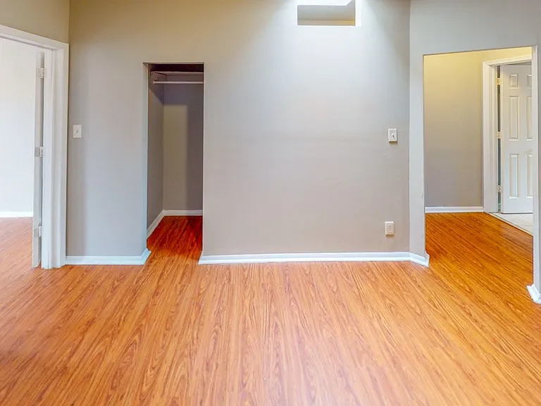 2429 Druid Hill Ave — Photo 12