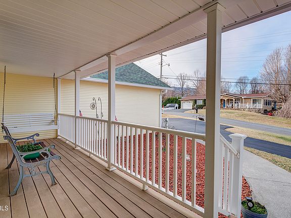 5th image of 139 Vanderbilt Dr