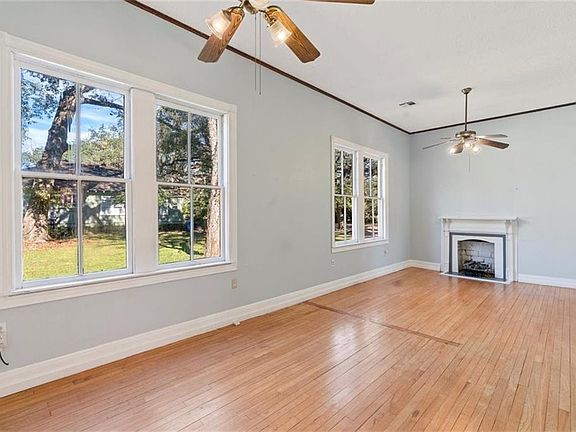 4th image of 109 N Linden St