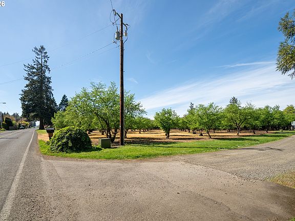 4th image of E Beacon Dr