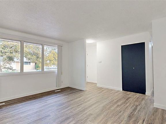 5th image of 18 Willowview St
