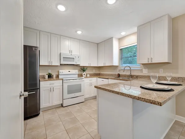 211 Leafwood Cir, League City, TX 77573