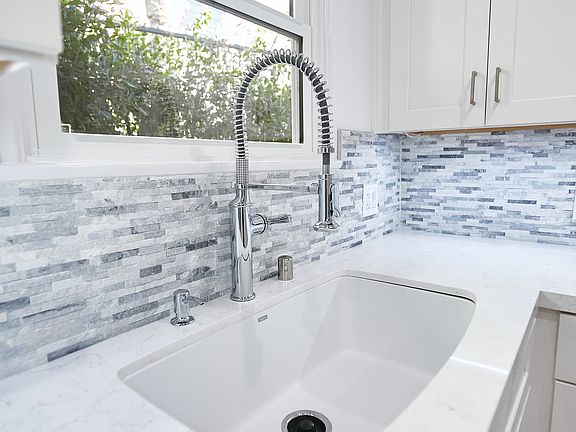 4th image of 1038 N Crescent Heights Blvd #B