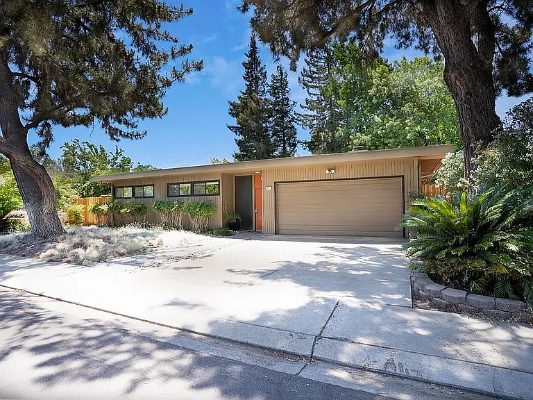 3 bed, 1967 sqft, $2,700 — Photo 1