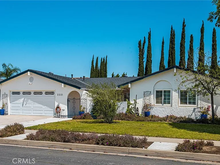 2221 E Viking Ave — Photo 2