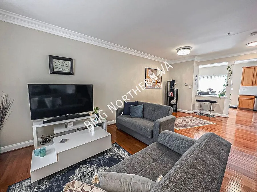 Lovely Tri-Level 3 Bed 2/2 Bath In Sought After Townes At Cameron Parke — Photo 3