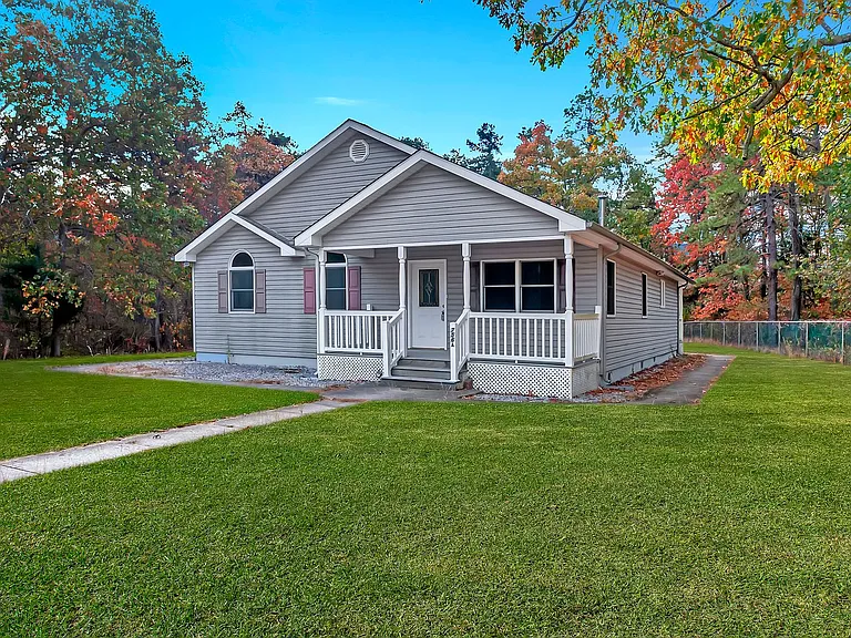 756 Lakehurst Rd — Photo 2