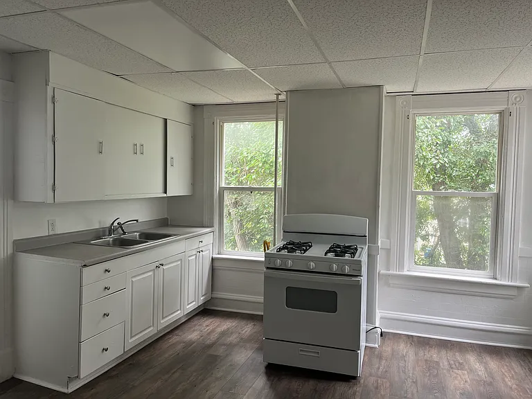 321 E 10th St #10 — Photo 3
