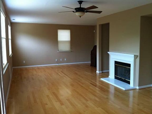 3rd image of 392 Huckleberry Dr