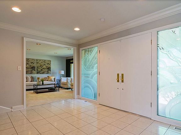 5th image of 2322 Sussex Ln