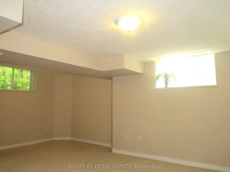 692 Oakcrossing Rd — Photo 21