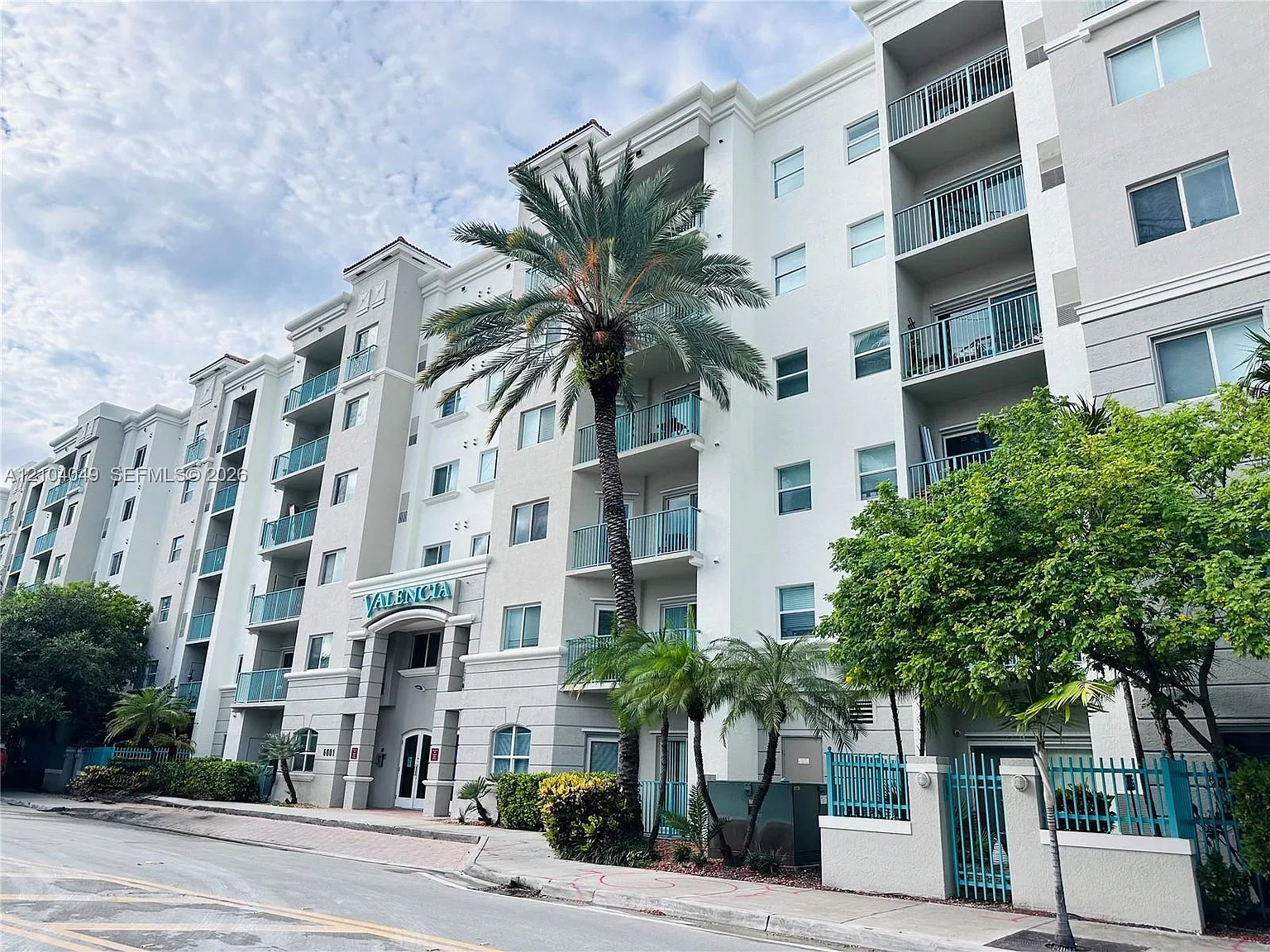 Valencia Condo — Photo 1