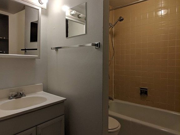4th image of 1220 N La Salle Dr #1220A2