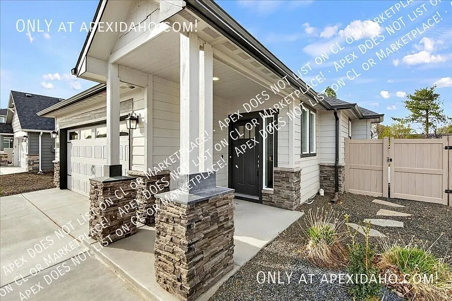 Beautiful 3-Bedroom Meridian Home with Modern Finishes & Fenced Backyard — Photo 3