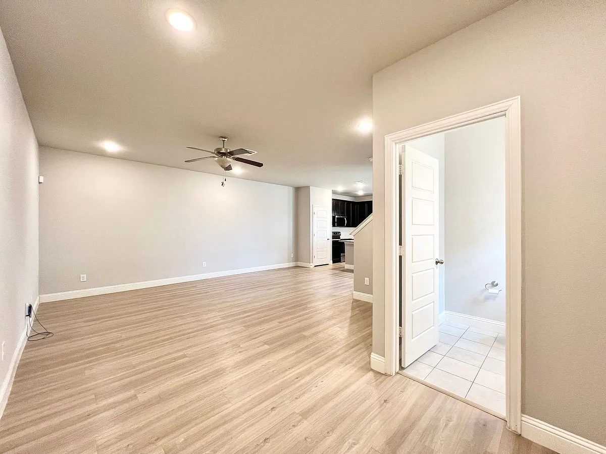 Building Photo - 5002 Villas Dr