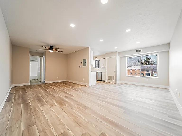 Hallwood Manor Apartments — Photo 11