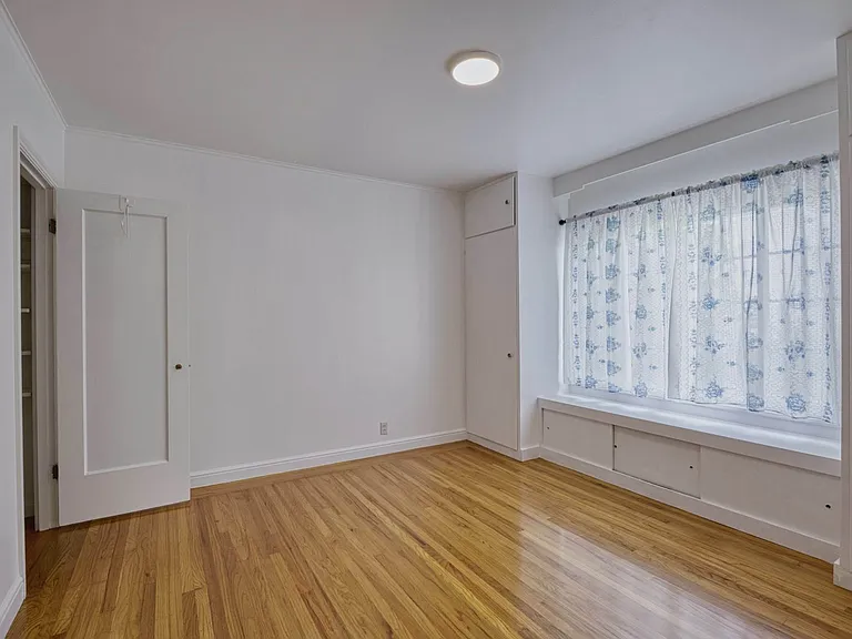 1676 Cayuga Ave — Photo 11