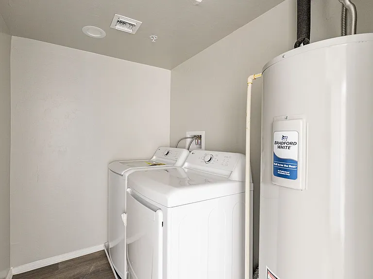 Bellevue Apartments — Photo 22