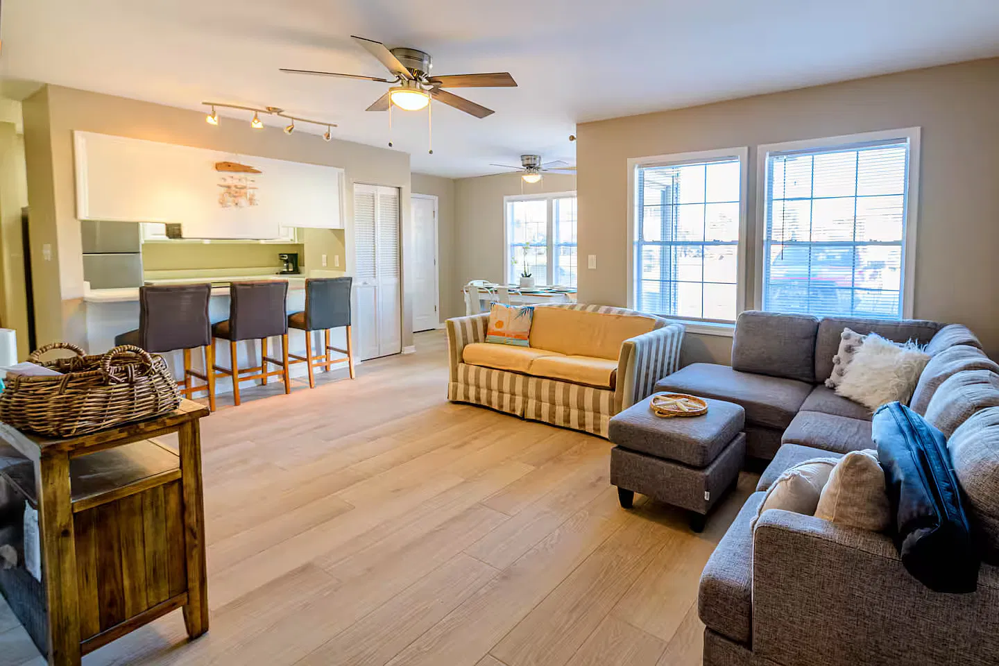 2 bed, 1000 sqft, $1,700 — Photo 1