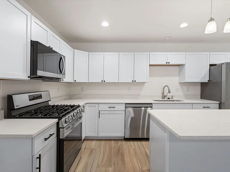 320 W Madison St — Photo 4