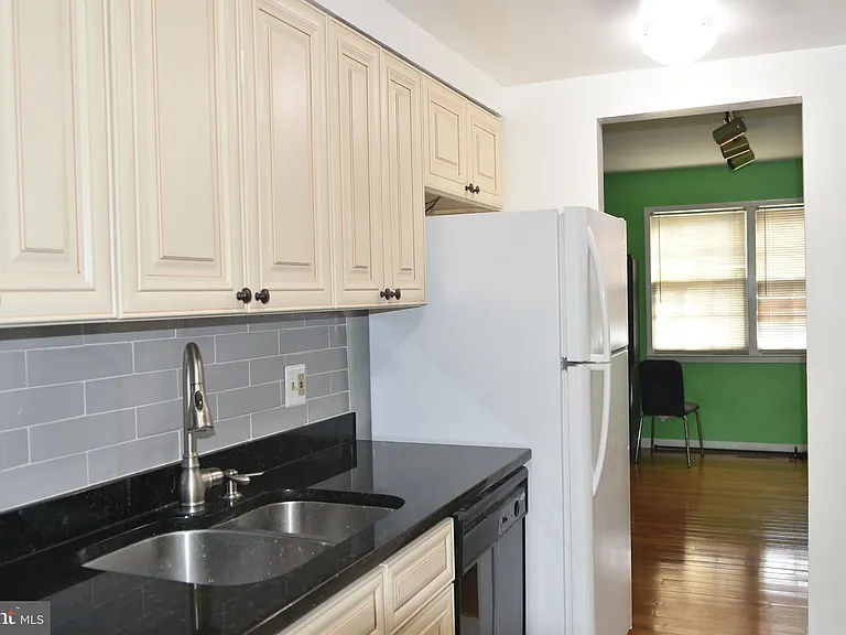 4557 King Edward Ct — Photo 11