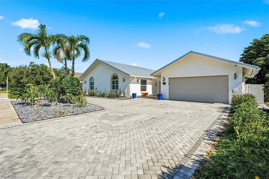 3 bed, 2.0 bath, 2515 sqft, $10,000 — Photo 2