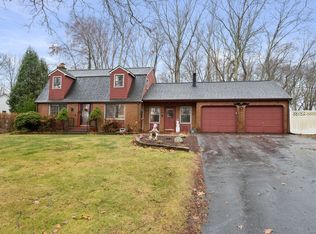 19 Inchcliffe Dr, Gales Ferry, CT 06335