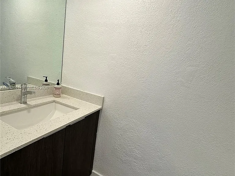 913 NE 17th St #8 — Photo 8