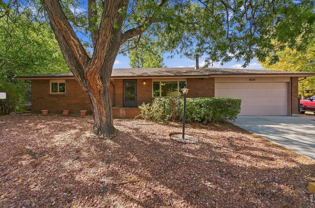 3233 Hawthorn Dr