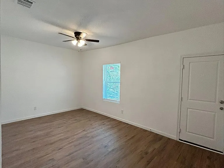 705 E Jones St — Photo 2