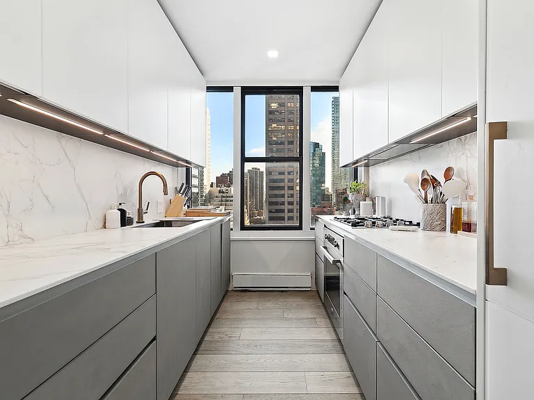 117 E 57th St #22H — Photo 8