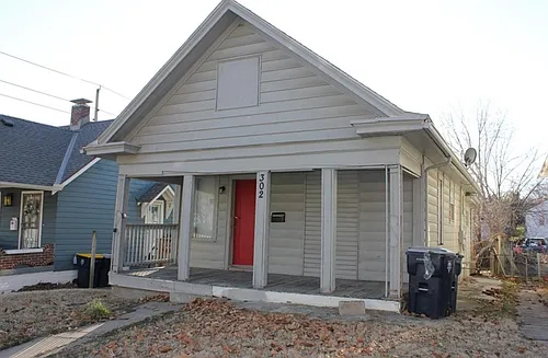 302 N Oakley Ave Photo 1