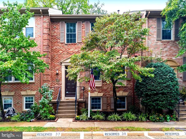 5910 Woodfield Estates Dr, Alexandria, VA 22310