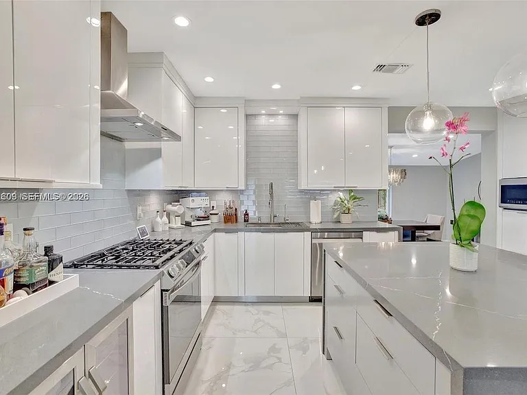 828 SW 15th St — Photo 5