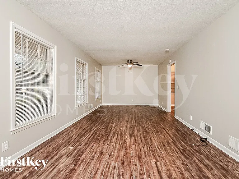 788 S Pine St NE — Photo 2