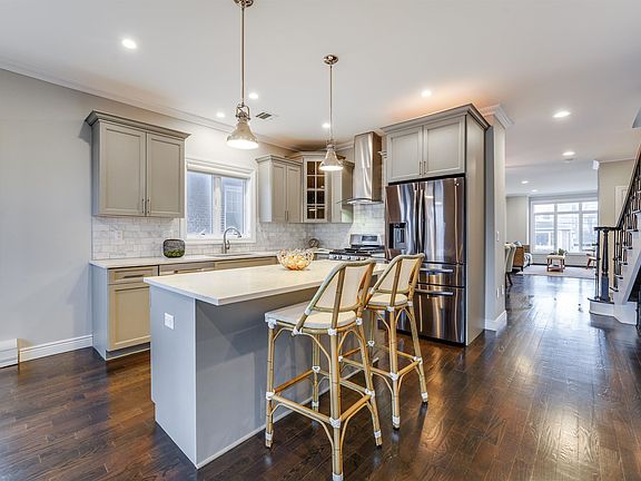 4th image of 721 Grove Ave #B