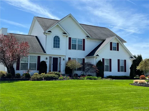 9129 Via Cimato Dr, Clarence Center, NY 14032