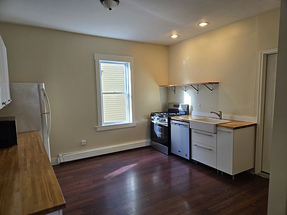 2nd image of 85 Wood St Floor 2