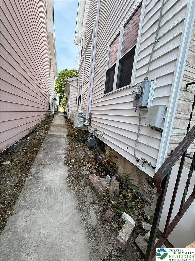 3 bed, 1.5 bath, 1315 sqft, $1,950 — Photo 3