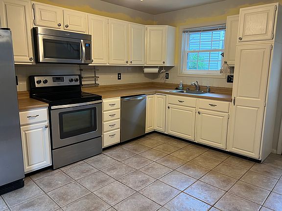 Kitchen, with sliding door access to deck