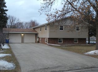 702 9th St NW, Jamestown, ND 58401