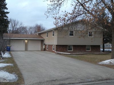 702 9th St NW, Jamestown, ND, 58401