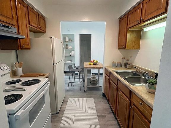 3rd image of 750 Michigan Ave E #4