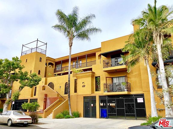 3rd image of 828 N Hudson Ave APT 208